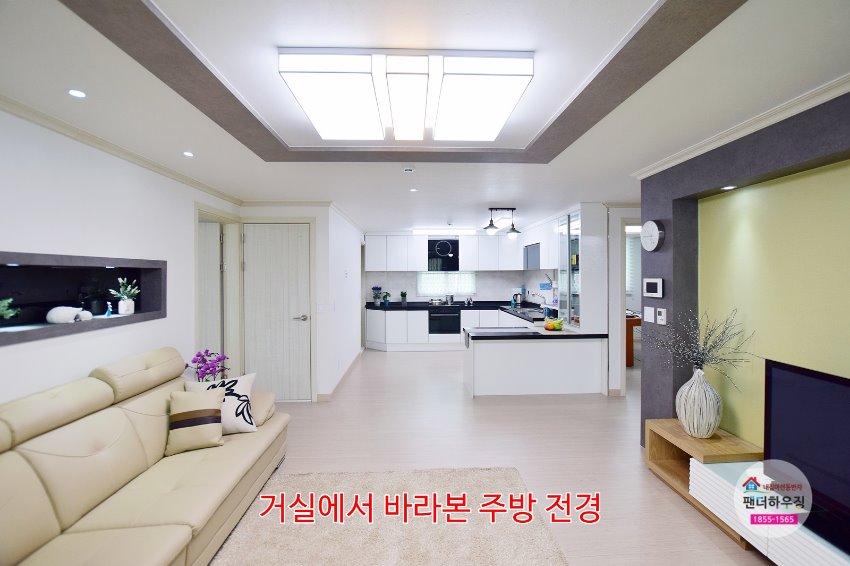 거실7.거실에서 바라본 주방전경.JPG