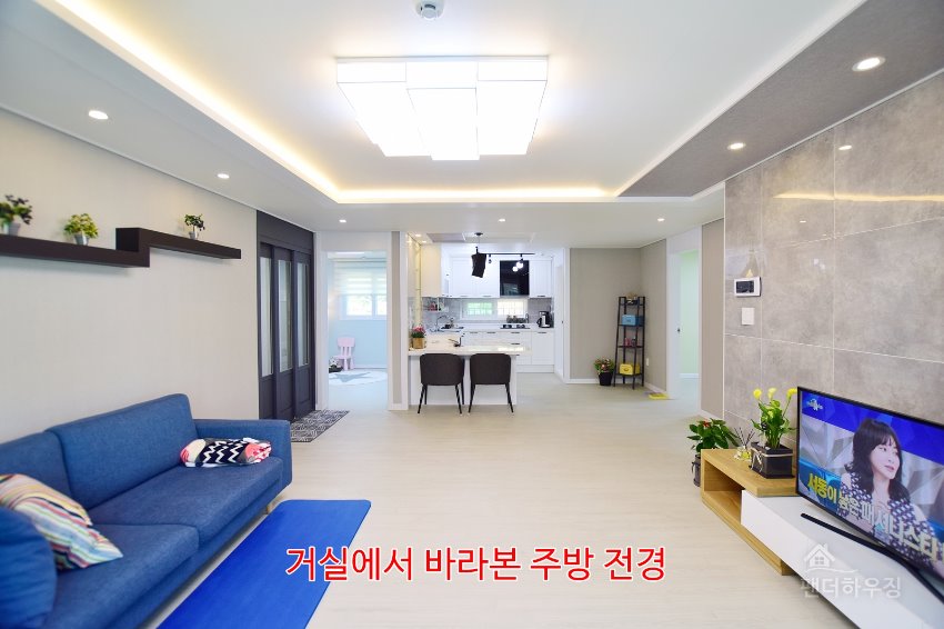 거실7.거실에서 바라본 주방전경.JPG
