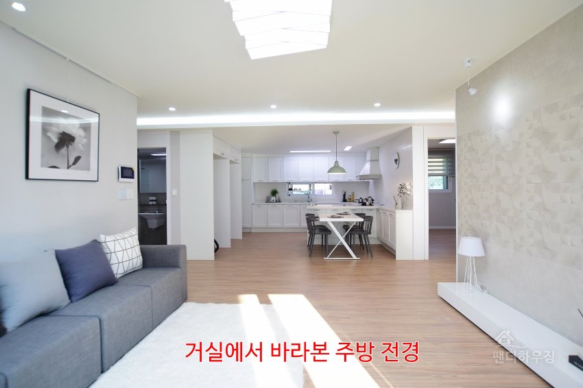 거실7.거실에서 바라본 주방전경.JPG