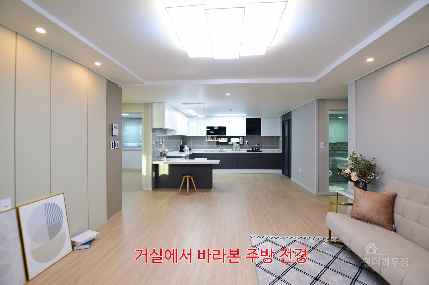 거실7.거실에서 바라본 주방전경.JPG